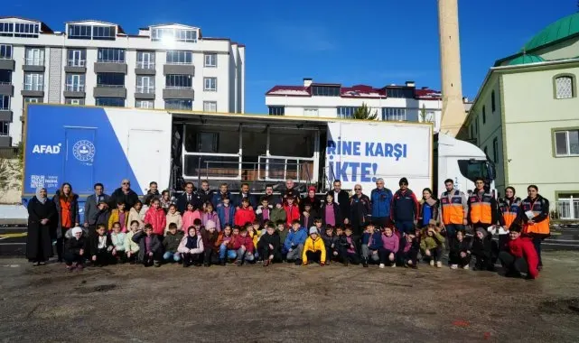 Deprem Simülasyon Tırıyla öğrenciler depremi öğrendi