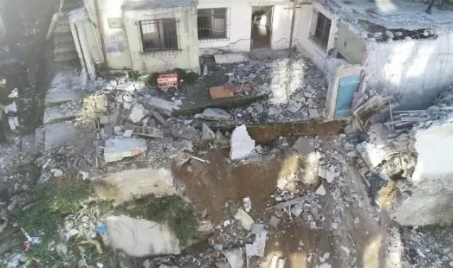 Eyüpsultan'da beton parçaları çocuk parkına düştü