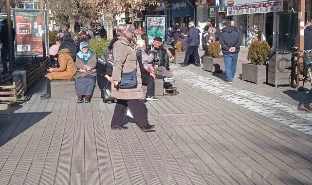 Vatandaşlar kış güneşini görünce dışarı akın etti