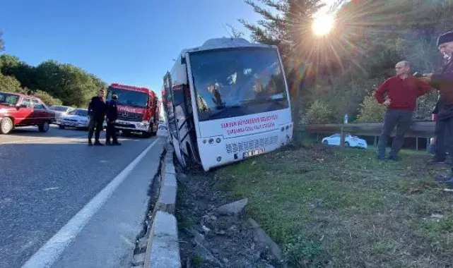 Samsun'da lastiği patlayan halk otobüsü refüje çıktı; 1 yaralı