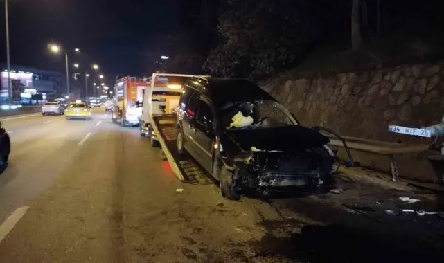 Kadıköy'de kontrolden çıkan otomobil önündeki araca çarpıp bariyere savruldu: 1 yaralı