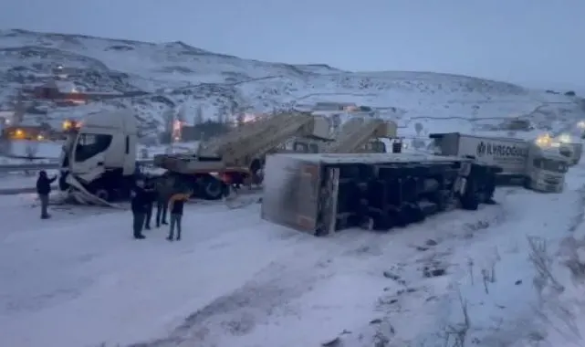Ardahan-Kars kara yolunda zincirleme buzlanma kazası