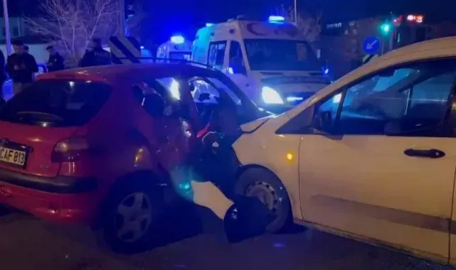 Sancaktepe'de iki araç kafa kafaya çarpıştı: 4 ağır yaralı
