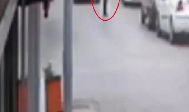 Servis minibüsüyle çarptığı kadının üzerinden iki kez geçti