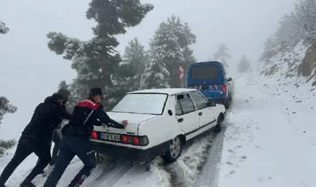Otomobili kara saplanan öğretmenleri jandarma kurtardı