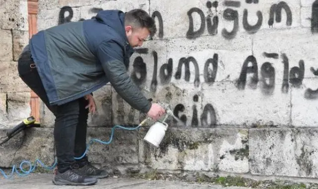 Tarihi medresedeki sprey boyalı yazılar, 'boya çürütme' ile silindi