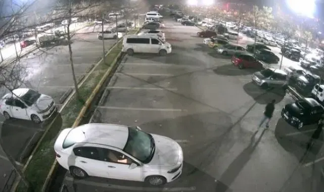 Parke taşı ile 35 aracın camlarını kıran şüpheli, kamerada