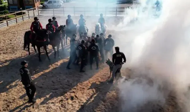 Atlı polislerden 'izinsiz gösteriye müdahale' tatbikatı