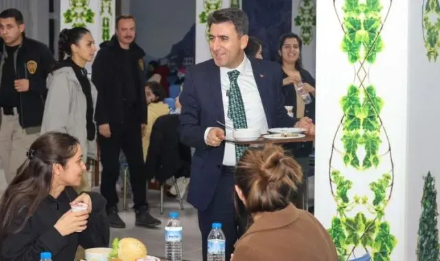 Sıraya girdi, yemeğini aldı, öğrencilerin sofrasına misafir oldu
