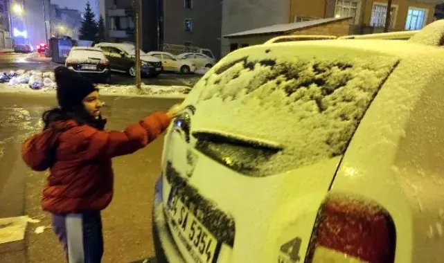 Van'da vatandaşların kar sevinci
