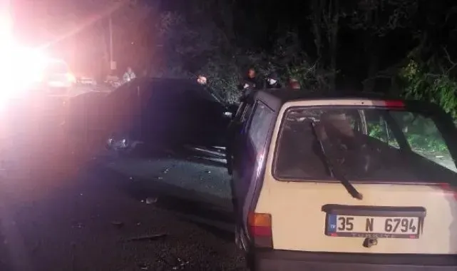 İzmir'de iki otomobil kafa kafaya çarpıştı: 3 yaralı