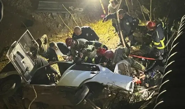 7 metreden Nilüfer Çayı'na uçan otomobildeki 4 kişi yaralandı