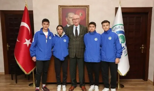 Odunpazarı'nın şampiyon atletleri Kazım Kurt'u ziyaret etti