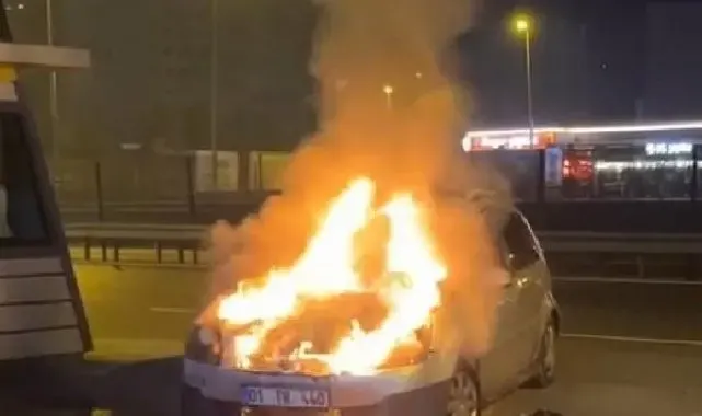 Bahçelievler'de, park halindeki otomobil alev aldı; içinde uyuyan sürücü son anda kurtuldu