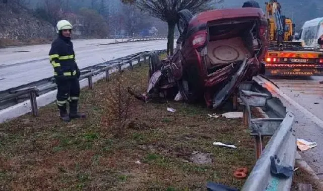 Otomobil bariyere çarpıp takla attı: 2 yaralı