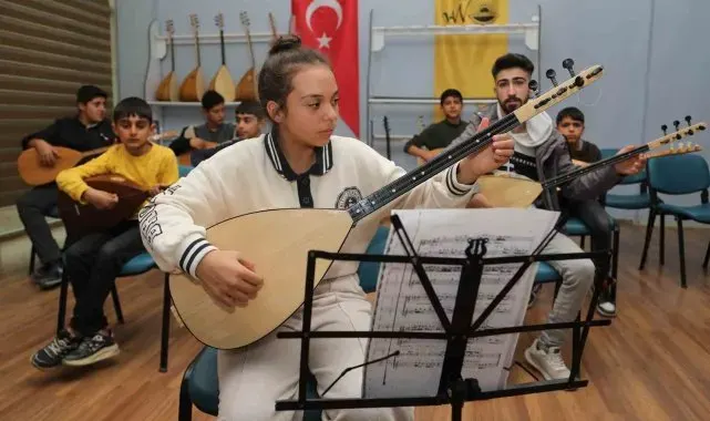 Van Büyükşehir Belediyesinin bağlama kursuna yoğun ilgi
