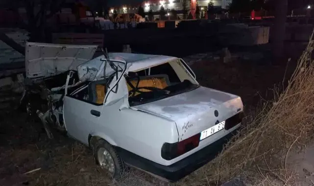 Tıra çarpıp şarampole devrilen otomobilde 1 kişi öldü, 1 kişi de yaralandı