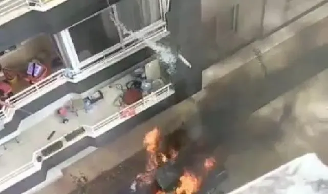 Yanan araca, balkondan kova ile su dökerek müdahale etti