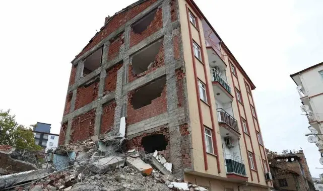 Elazığ'da evleri sağlam olan vatandaşlar diken üstünde