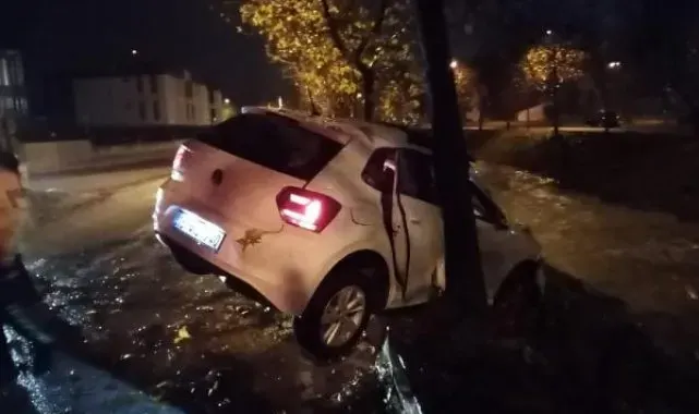 2 çocuk, kaçırdıkları otomobille kaza yapıp yaralandı