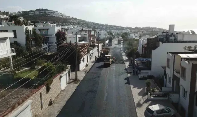 Büyükşehir, Bodrum'da 14 bin metre sıcak asfalt yaptı