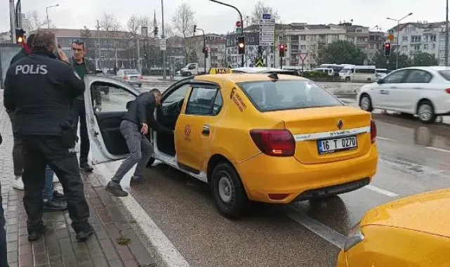15 yaşındaki çocuk, bindikleri taksinin şoförünü boynundan bıçaklandı