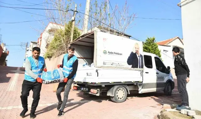 Menemen'de ihtiyaç sahiplerine 100 bin çuval kömür