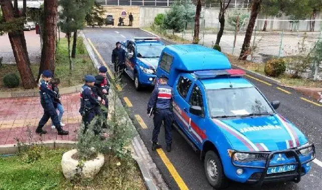 Malatya'da girdikleri evde kadını darbedip soygun yapan silahlı 2 şüpheli yakalandı