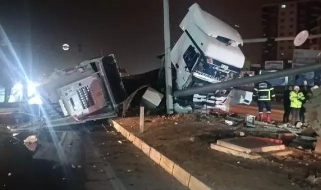 Kırıkkale'de TIR, refüj ile trafik ışıklarının direğine çarptı: 2 yaralı