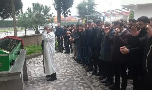 Hafif ticari araç, bariyerlere çarptı; anne öldü, oğlu ve eşi yaralı