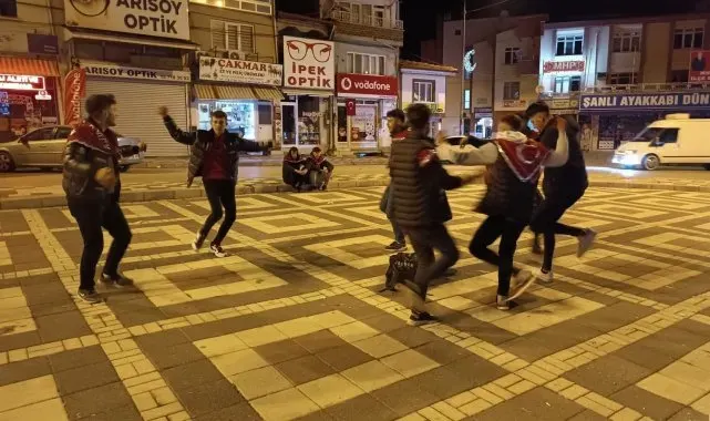 Hızını almayan asker adayları eğlenceye ilçe meydanında devam etti