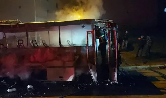Park halindeki işçi servisi alev alev yandı; o anlar kamerada