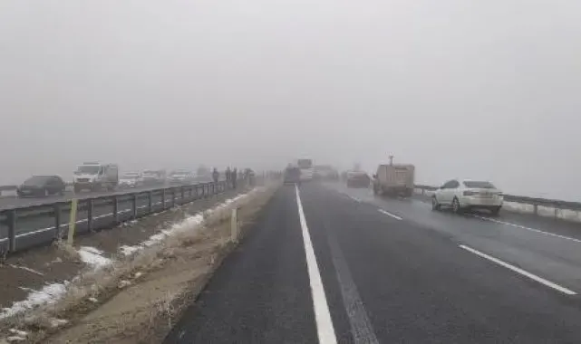 Ağrı'da yoğun siste zincirleme kaza; 19 yaralı