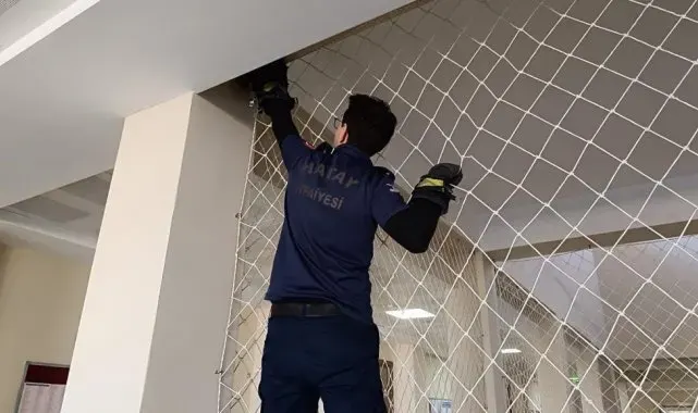 Hatay'da fileye takılan kediyi itfaiye kurtardı