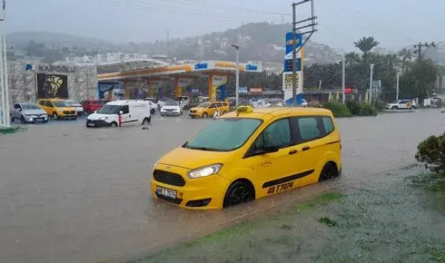 Bodrum'da sağanakta cadde ve sokaklar göle döndü