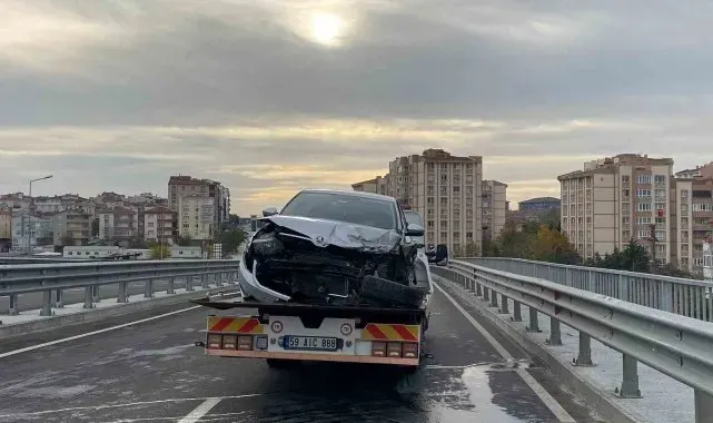 Viyadükte kontrolden çıkan otomobil refüje çarptı