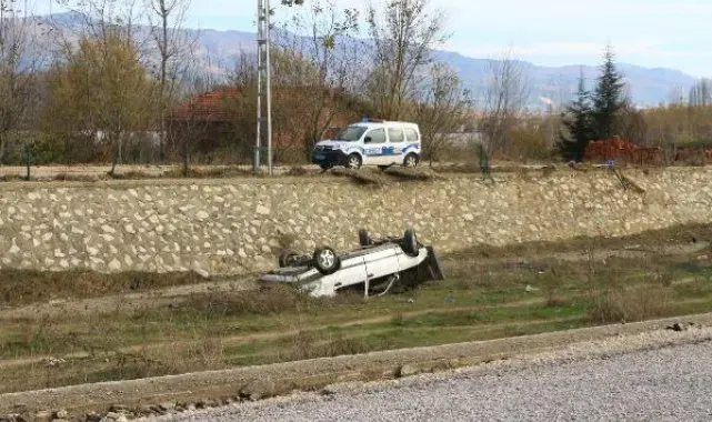Otomobil dereye düştü; sürücü yaralandı