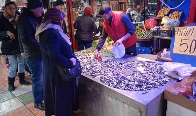 Kilosu 50 liradan satılan hamsi için kuyruk oluşturdular