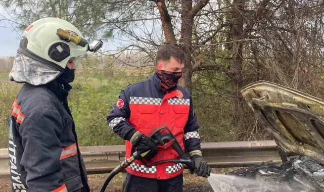 Otoyolda seyir halinde alev alan otomobil kullanılamaz hale geldi