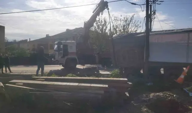 25 tonluk tır kanala düştü