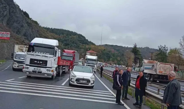 Alaplı - Kdz Ereğli karayolu heyelan nedeniyle trafiğe kapandı