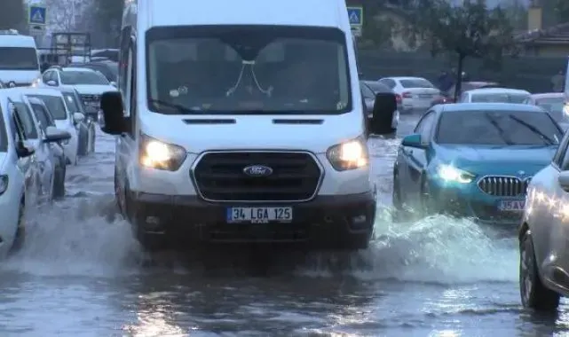 Küçükçekmece'de yollar göle döndü; araçlar güçlükle ilerledi