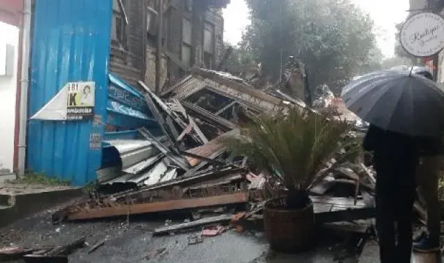 Sarıyer'de metruk bina çöktü-1