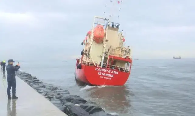 Zeytinburnu'nda karaya oturan gemi kurtarıldı