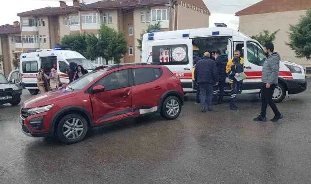 İki otomobilin çarpıştığı kazada 3 kişi yaralandı