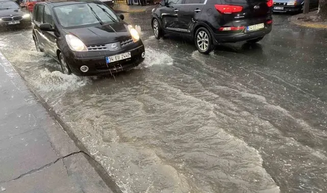 Küçükçekmece'de rögarlar taştı, yollar göle döndü