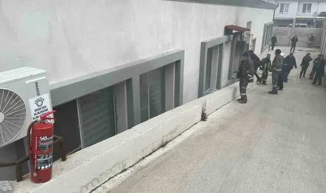 Gediz'de okul yurdunda çıkan yangında yemekhanede hasar oluştu