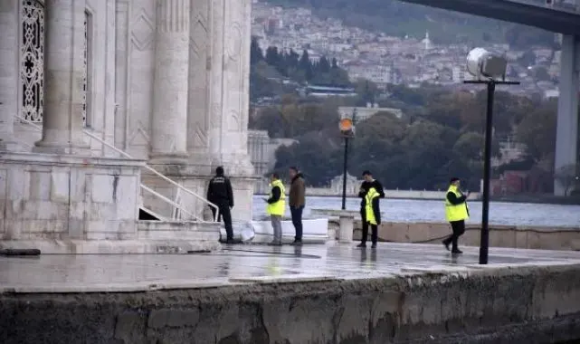 Beşiktaş'ta fırtına, beton blokları Büyük Mecidiye Camii'nin avlusuna savurdu