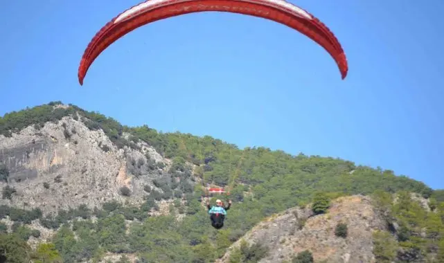 Fethiye'de sağlık personelleri yamaç paraşütü yaptı, Türk bayrağı açtı