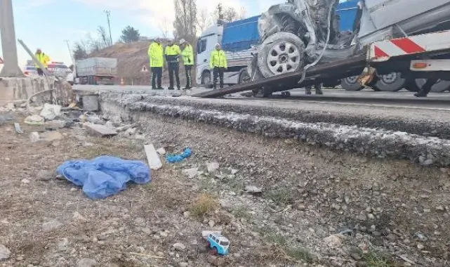 Otomobil direğe çarptı; aynı aileden 3 kişi öldü, 1 bebek yaralandı
